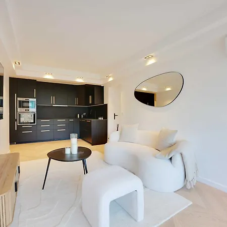 Charming With Ac & Balcony Apartamento Suresnes