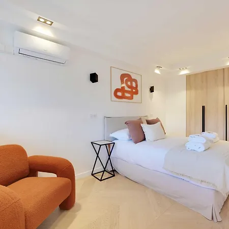 Charming With Ac & Balcony *
